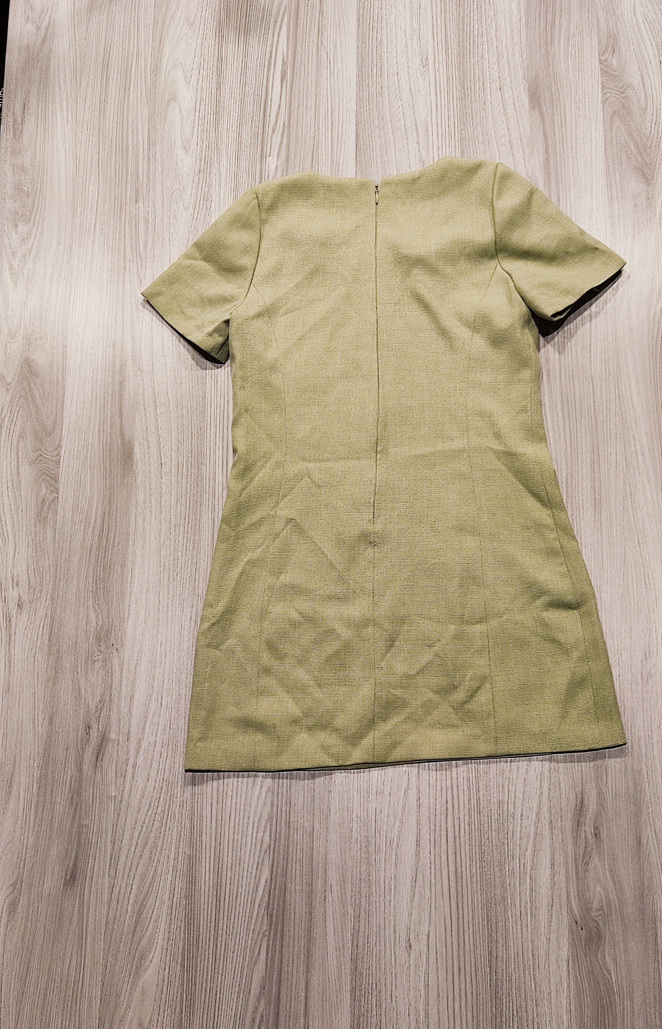 Világoszöld rövid ujjú egyberuha