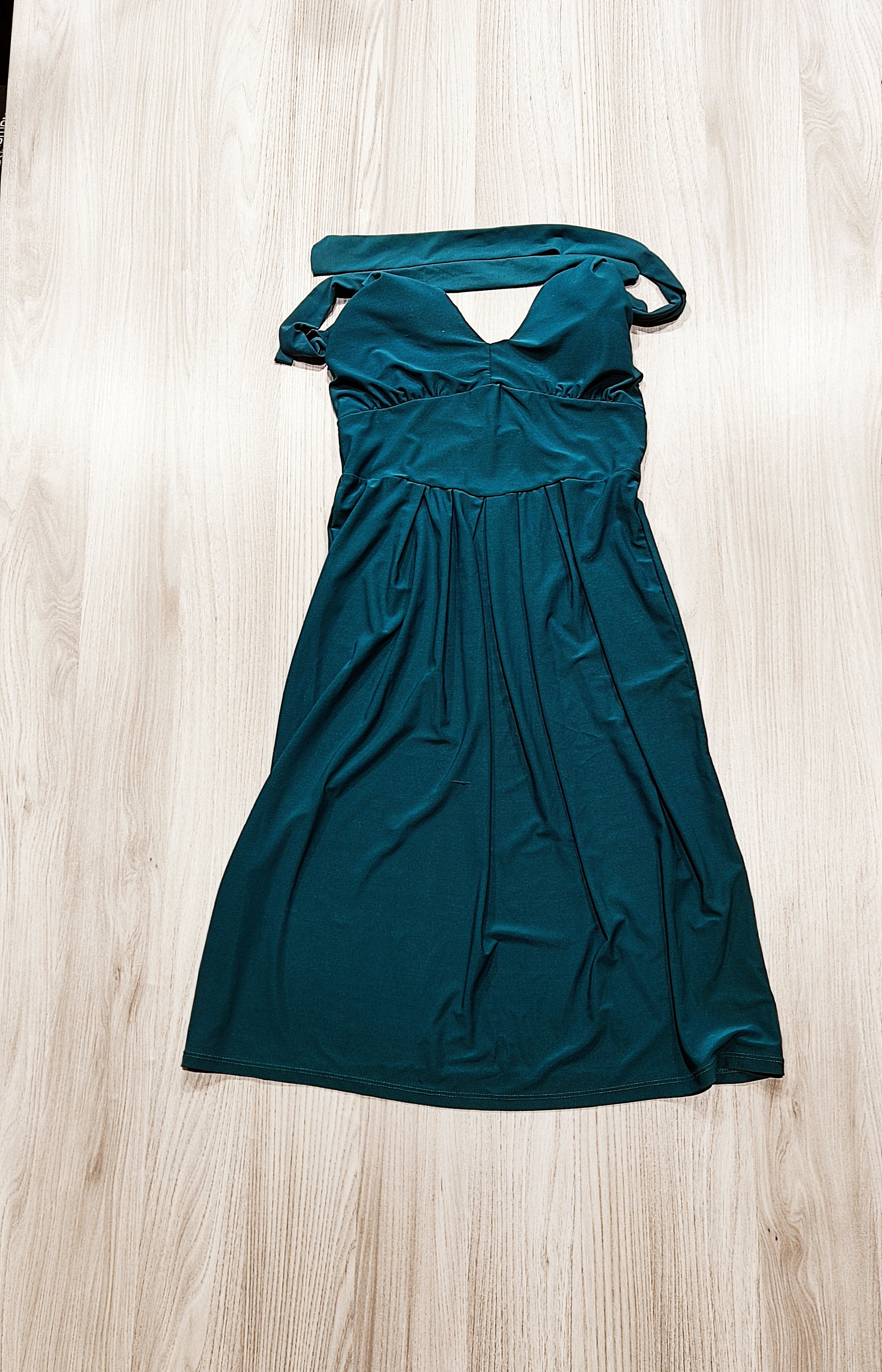 Zöld pántos alkalmi egyberuha