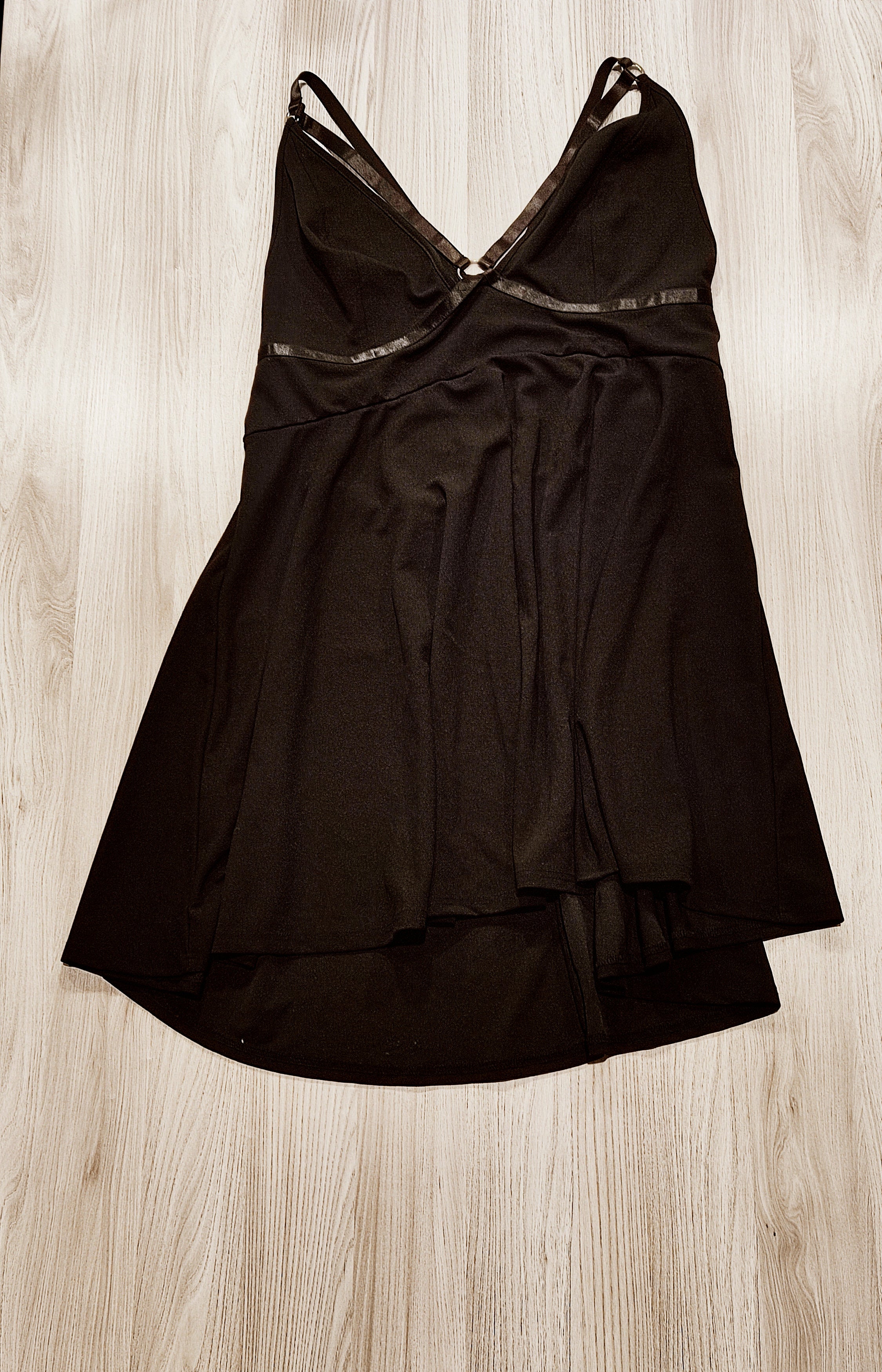 Fekete pántos alkalmi egyberuha