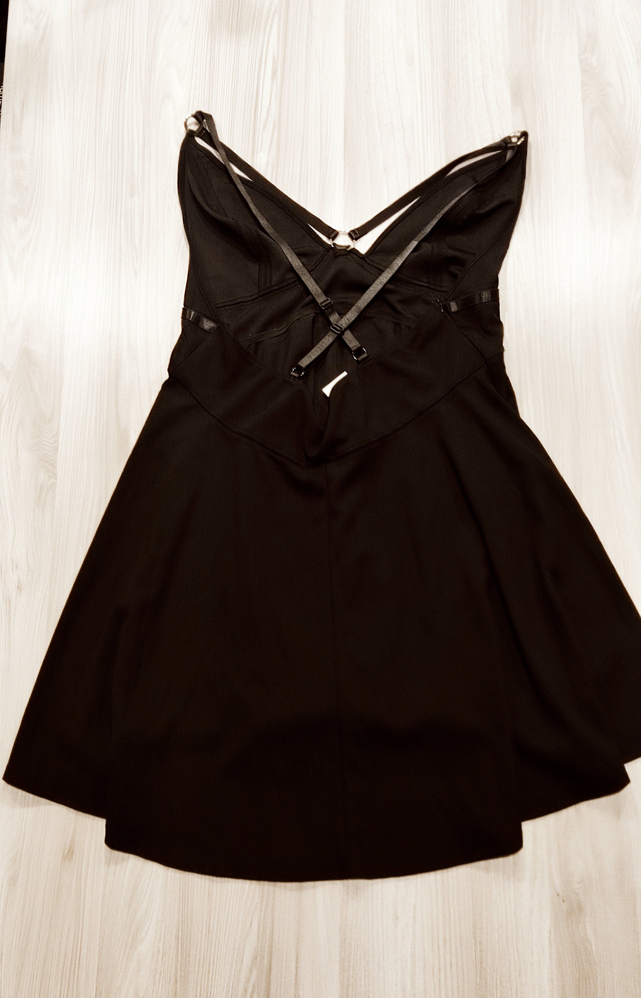 Fekete pántos alkalmi egyberuha