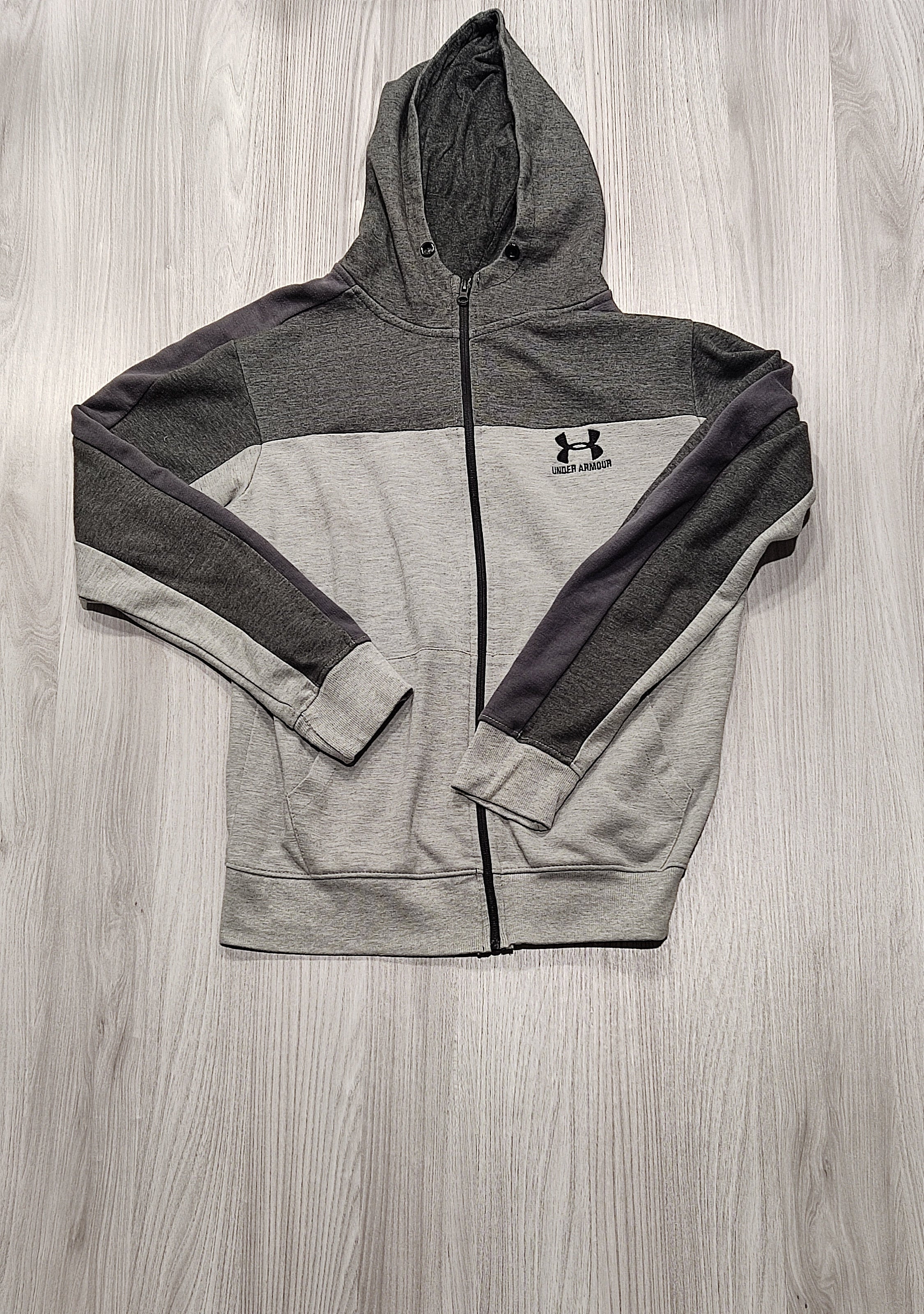 Under Armour szürke-fekete kapucnis pulóver