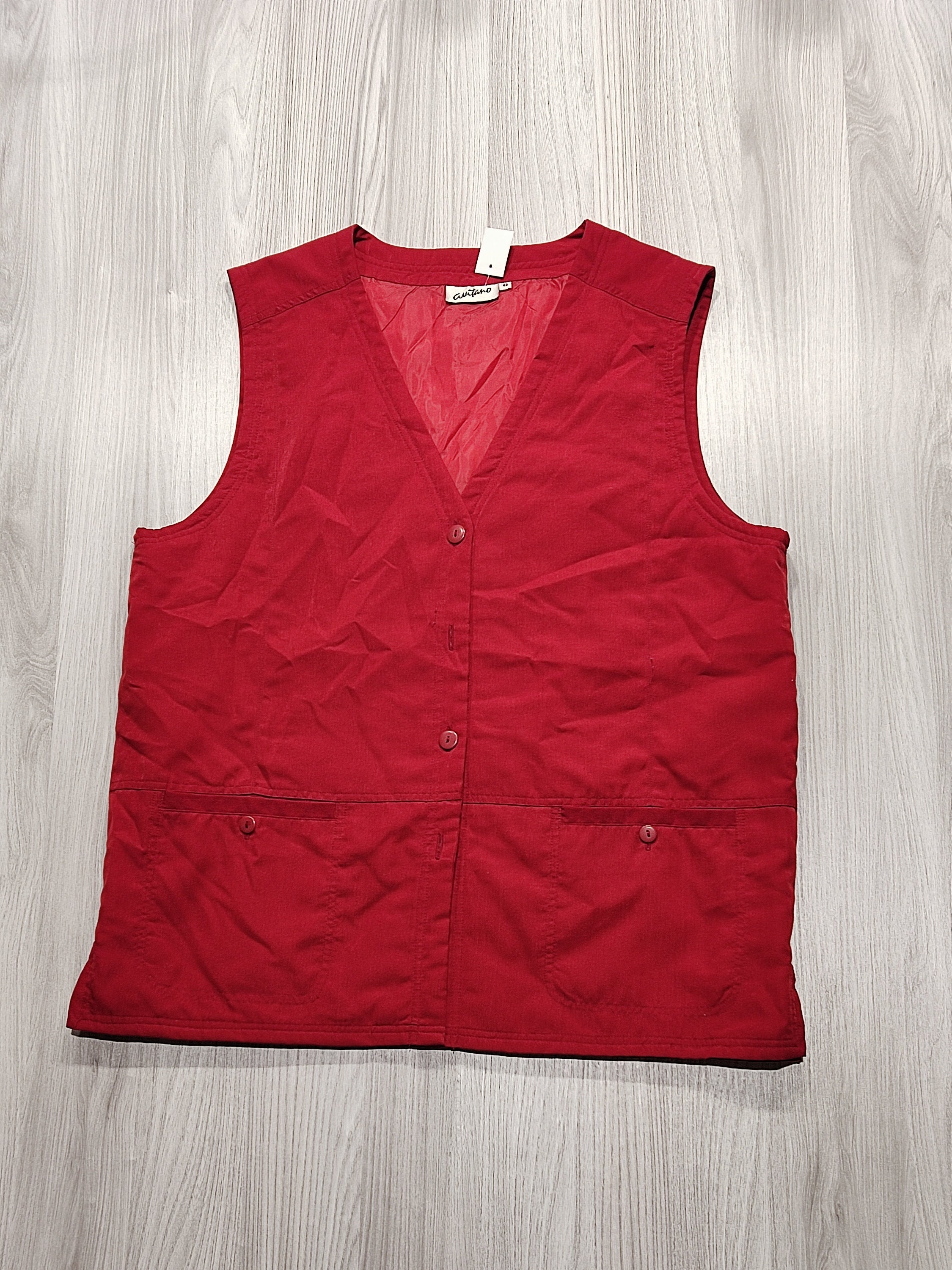 Piros gombos mellény