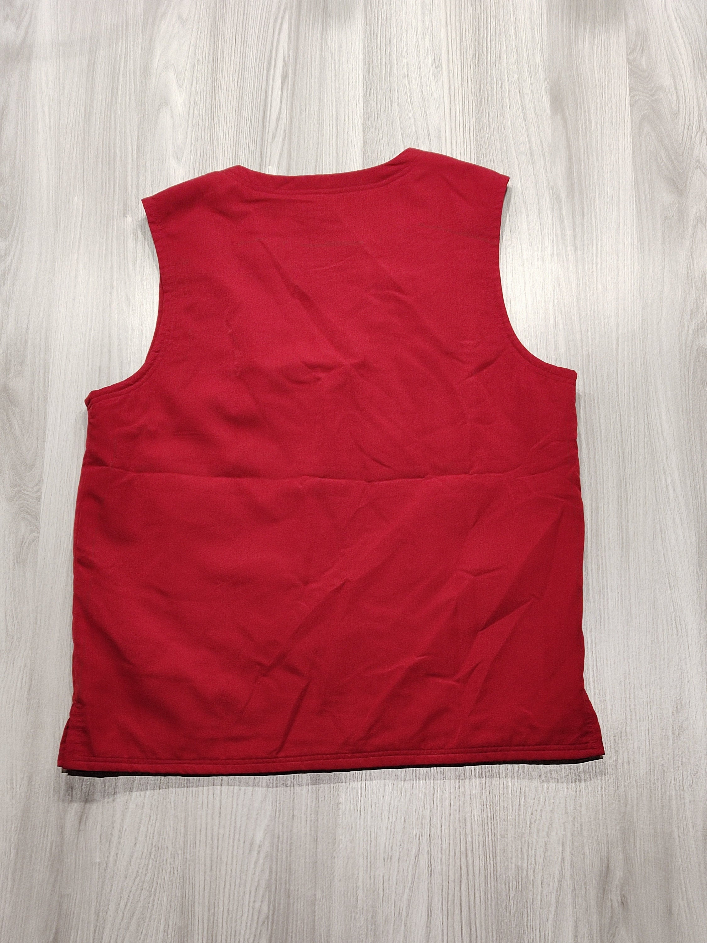 Piros gombos mellény