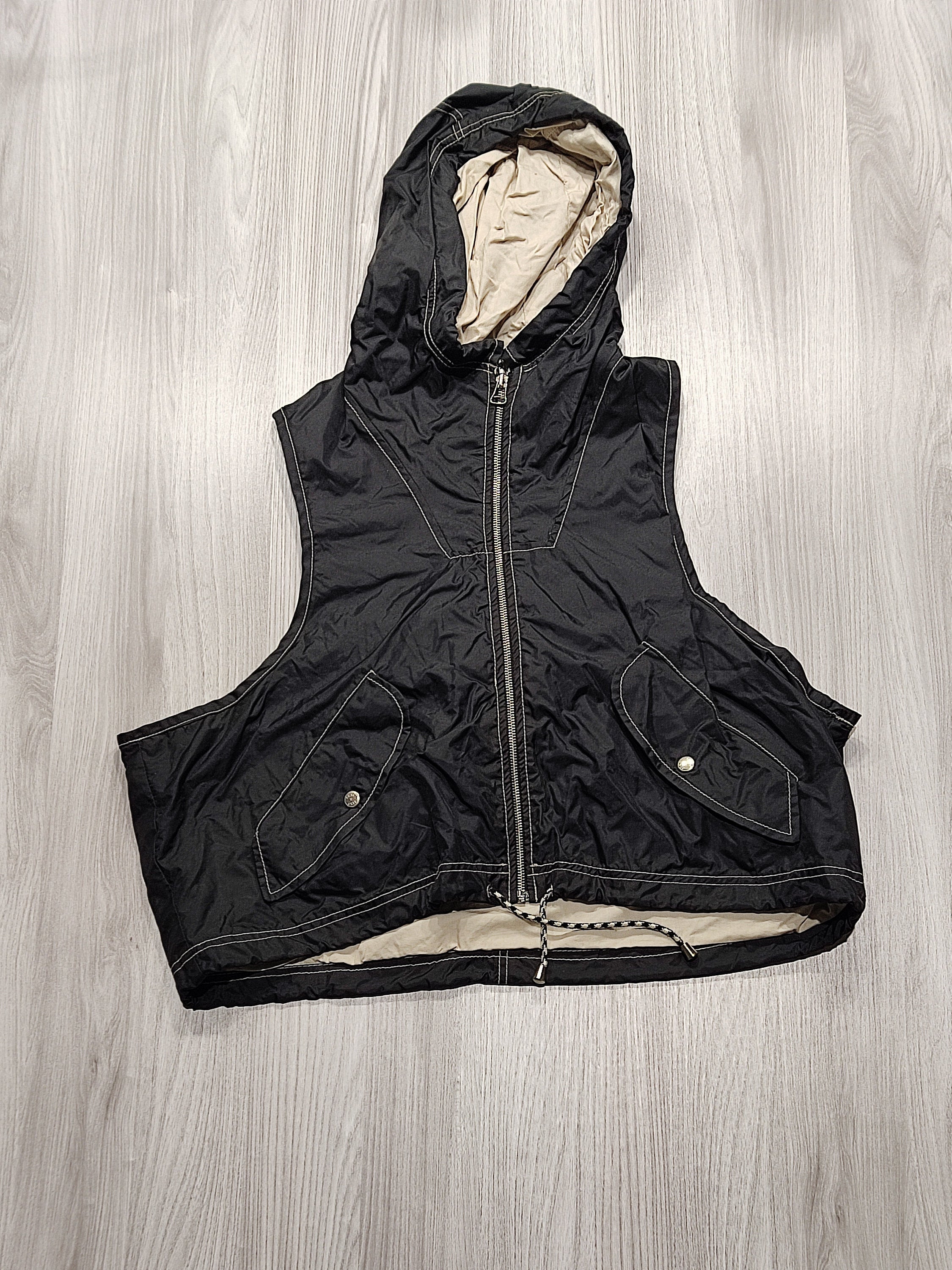 Fekete fényes mellény, kontraszt varrás