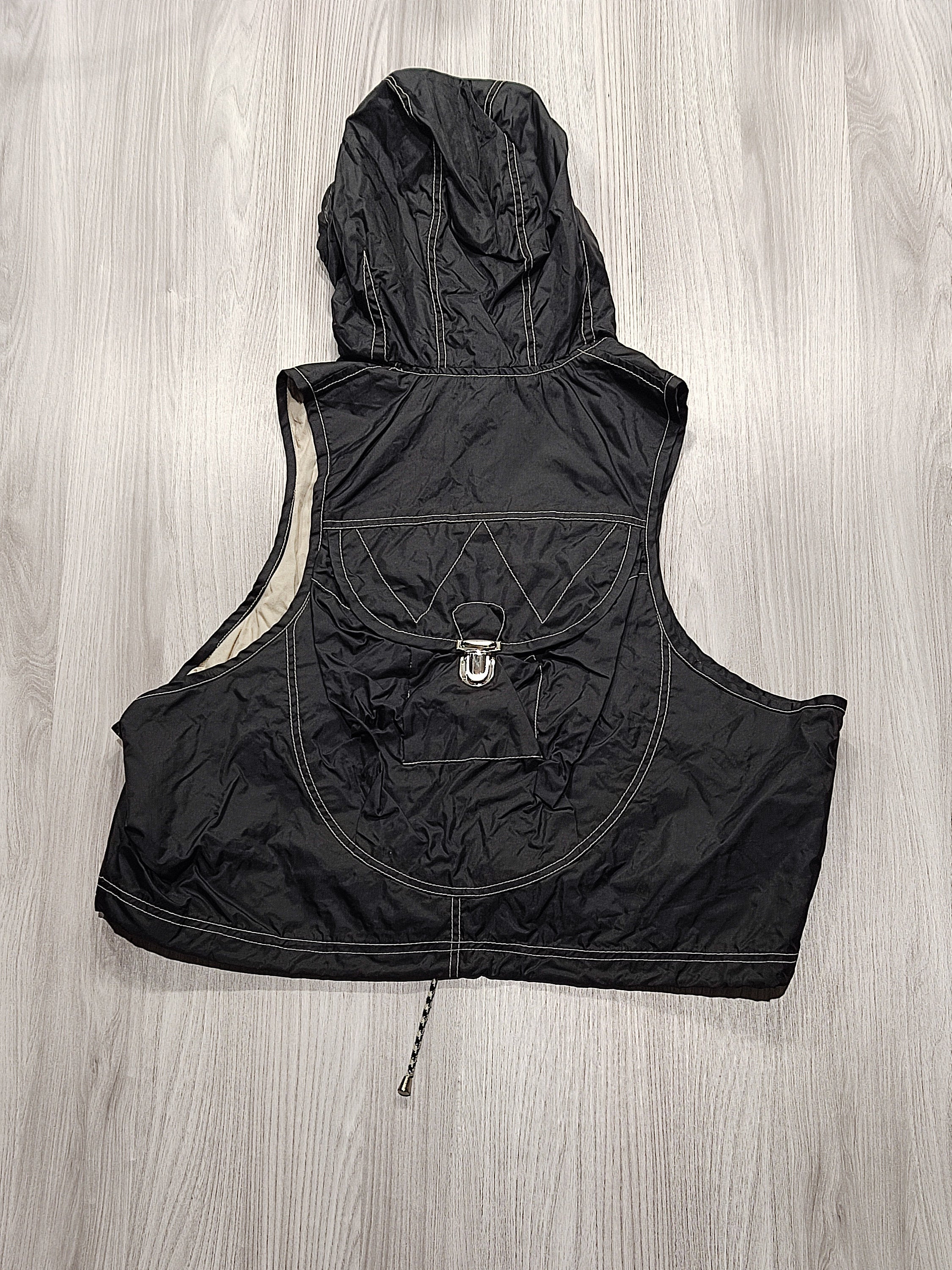 Fekete fényes mellény, kontraszt varrás