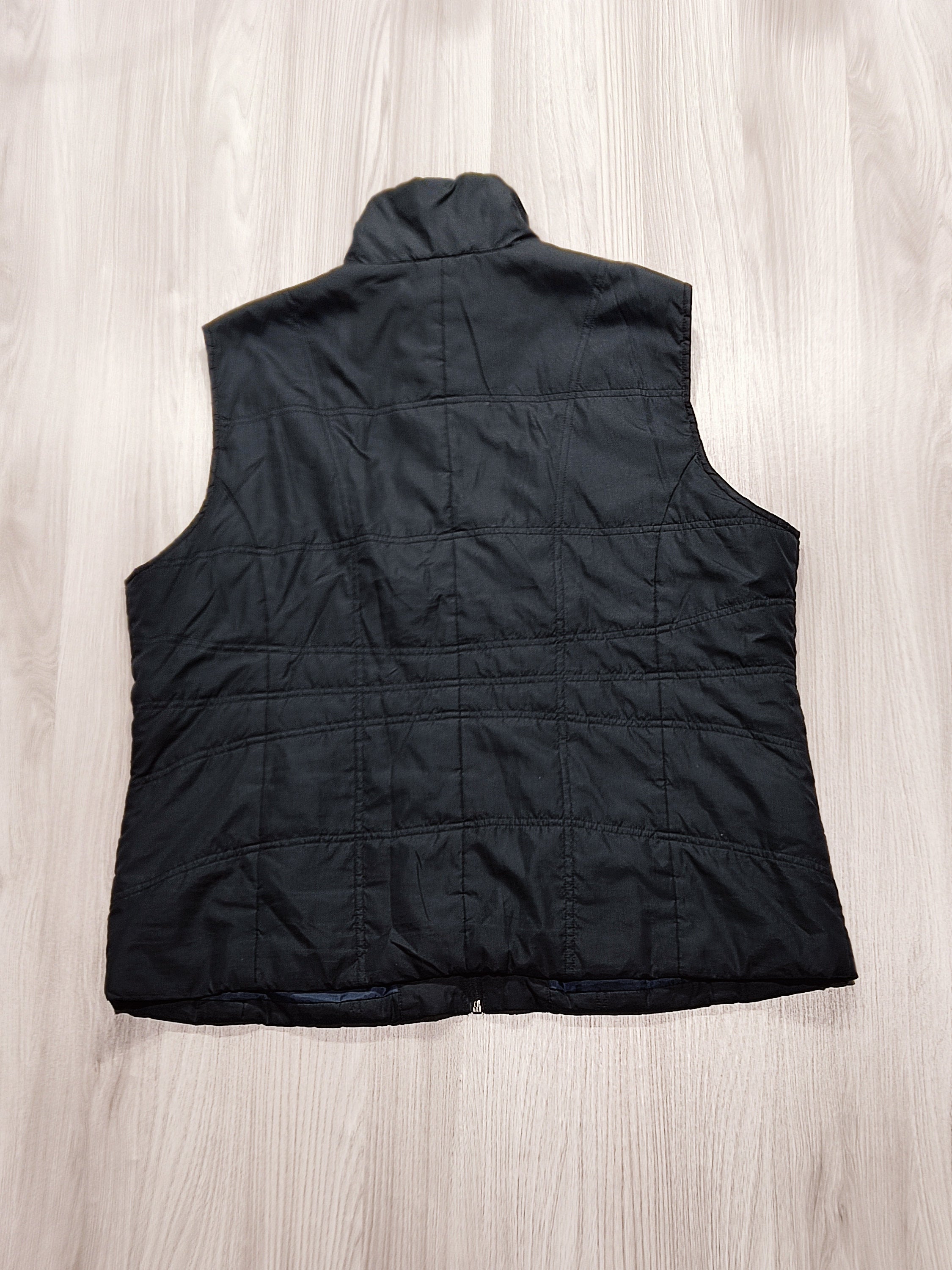 Fekete steppelt mellény