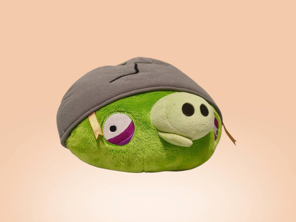 Angry Birds zöld malac plüss szürke sapkában