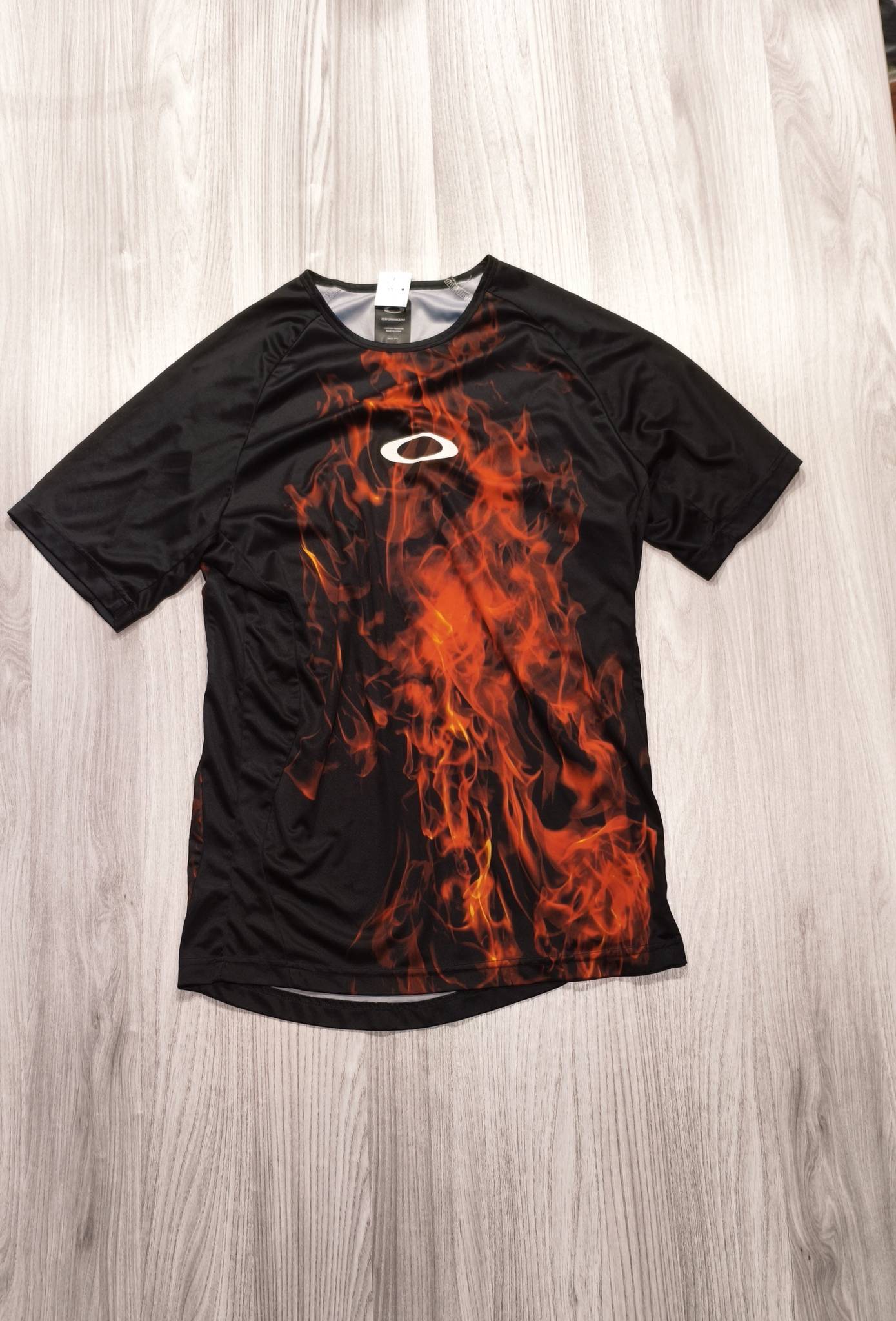 Oakley fekete lángmintás sport póló