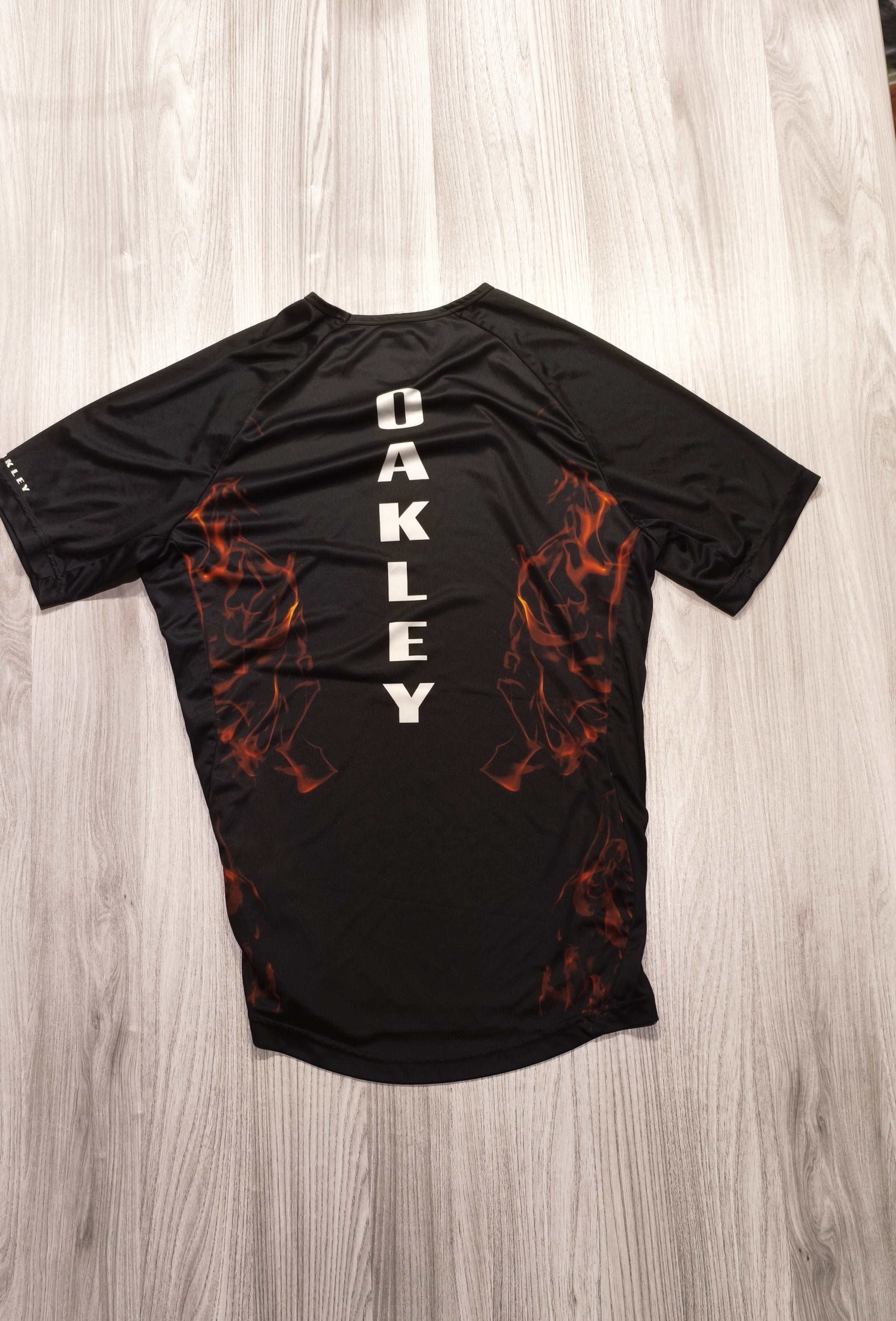 Oakley fekete lángmintás sport póló