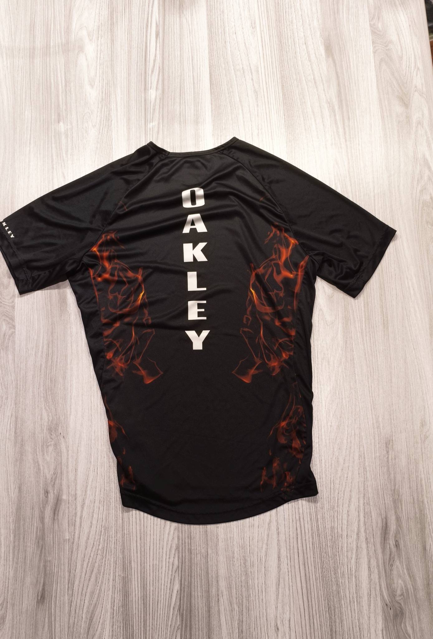 Oakley fekete lángmintás sport póló