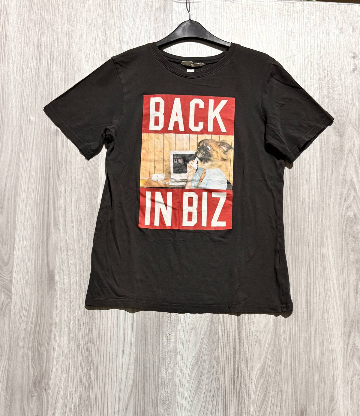 Fekete „Back in Biz” mintás rövid ujjú póló