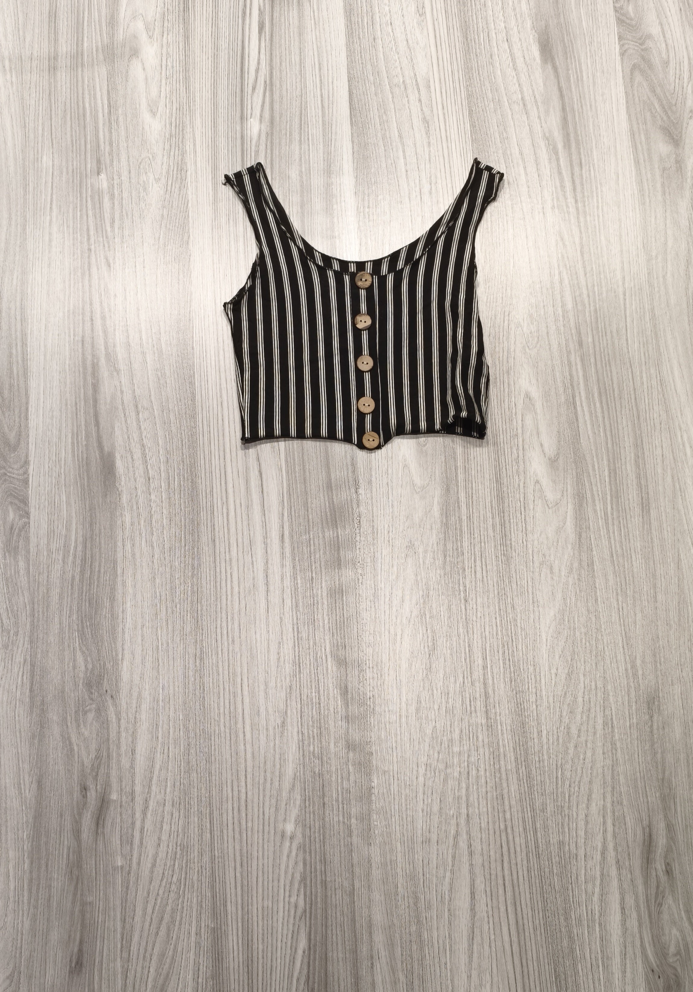 Csíkos rövid fazonú crop top gombokkal