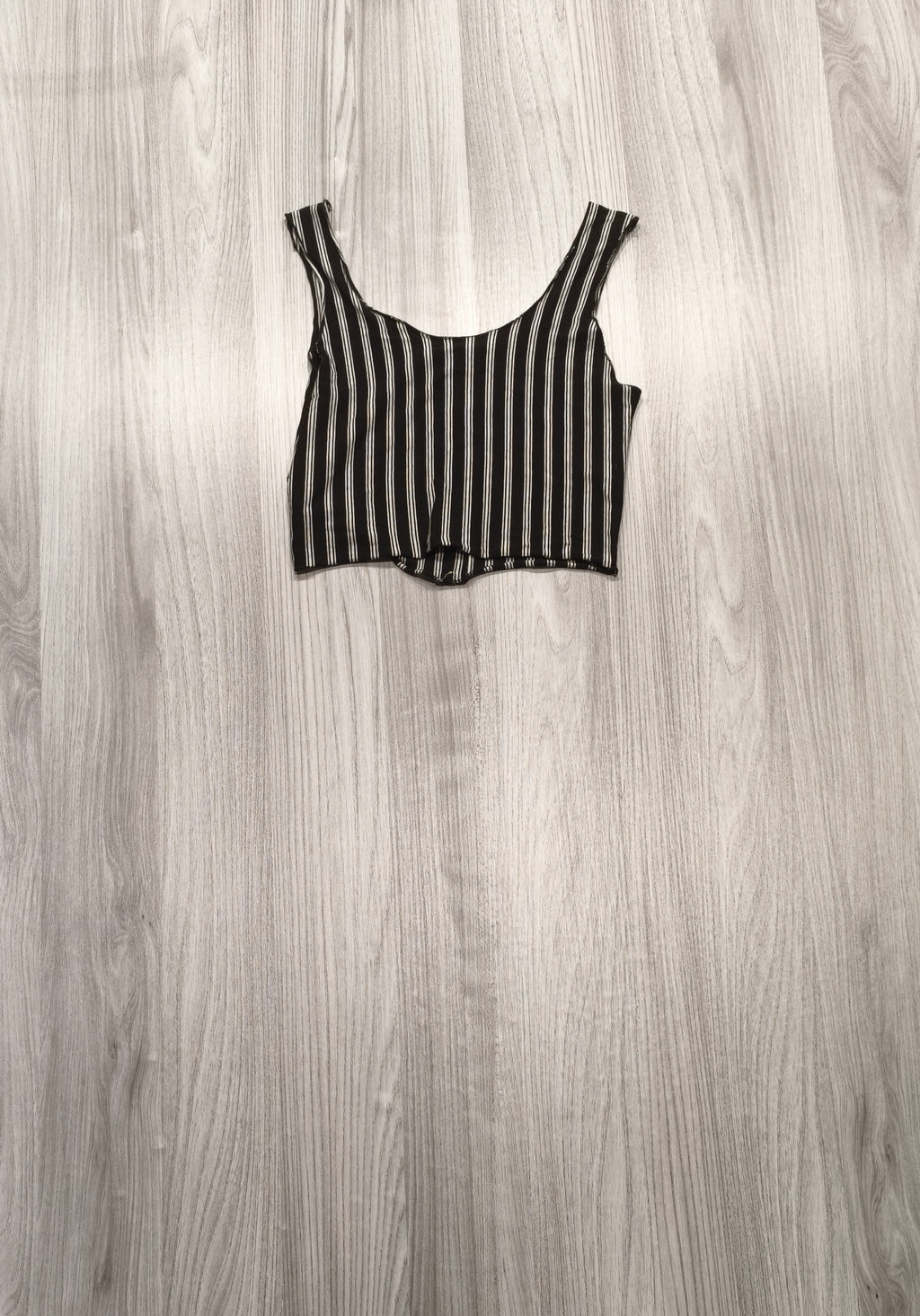 Csíkos rövid fazonú crop top gombokkal