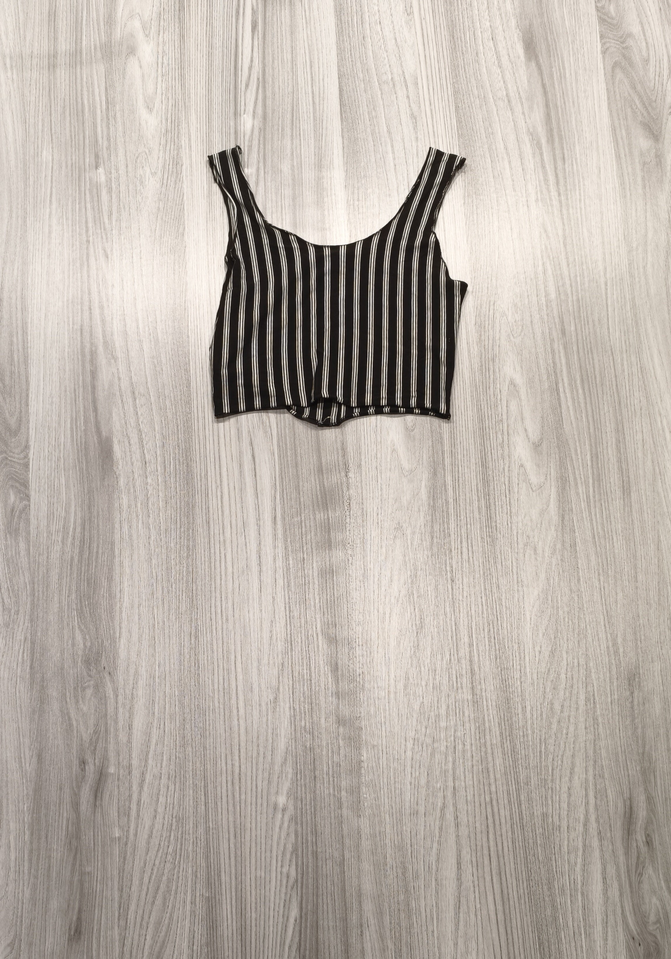 Csíkos rövid fazonú crop top gombokkal