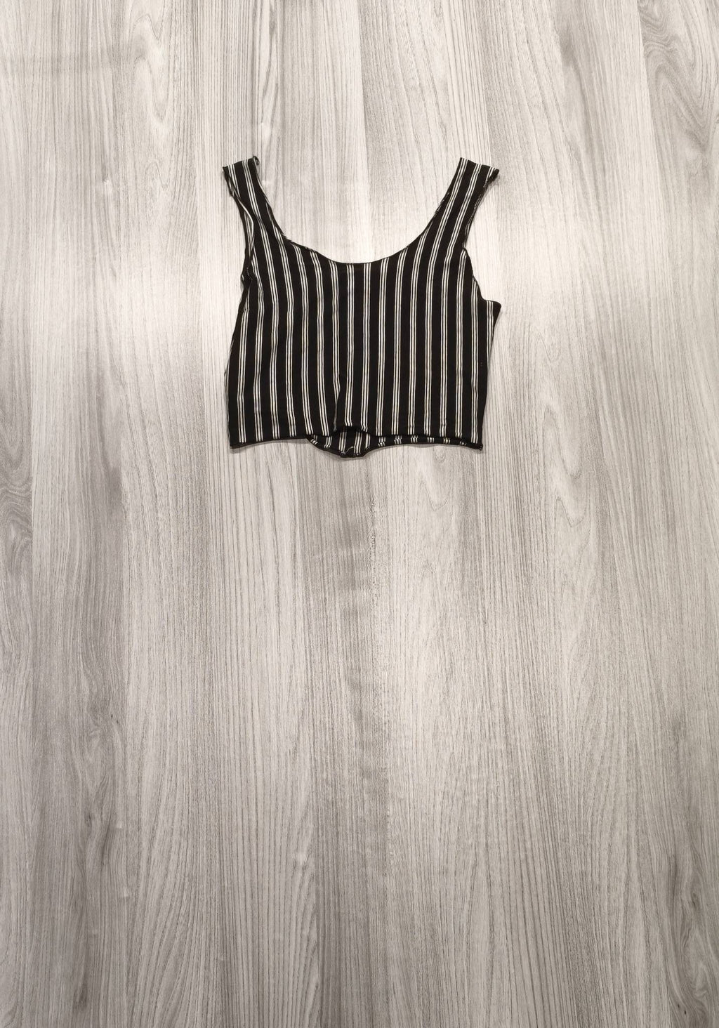 Csíkos rövid fazonú crop top gombokkal
