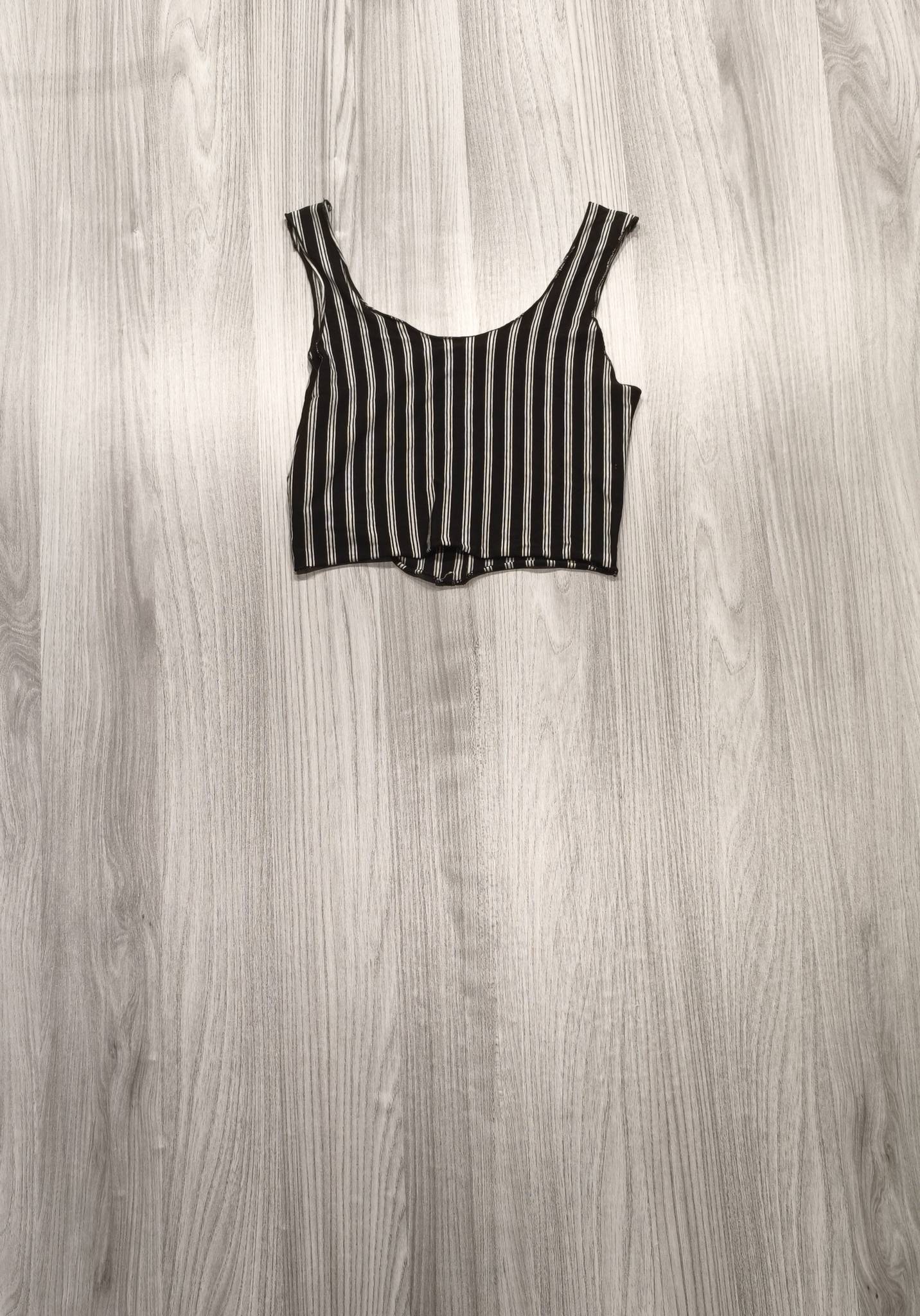 Csíkos rövid fazonú crop top gombokkal