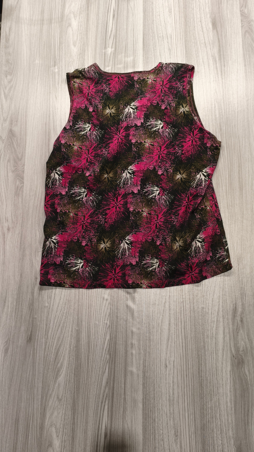 Outfit ujjatlan mintás felsõ