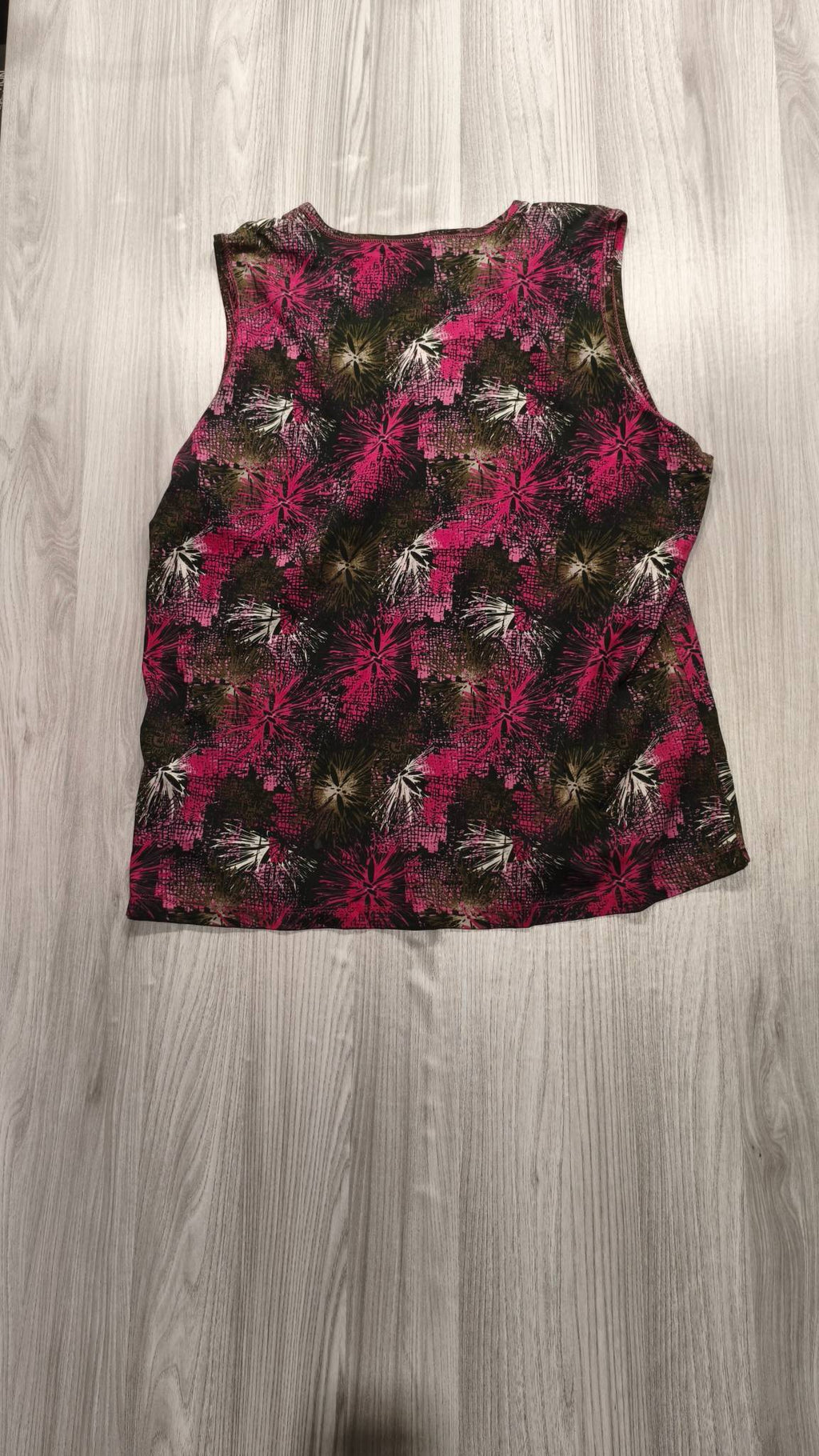 Outfit ujjatlan mintás felsõ