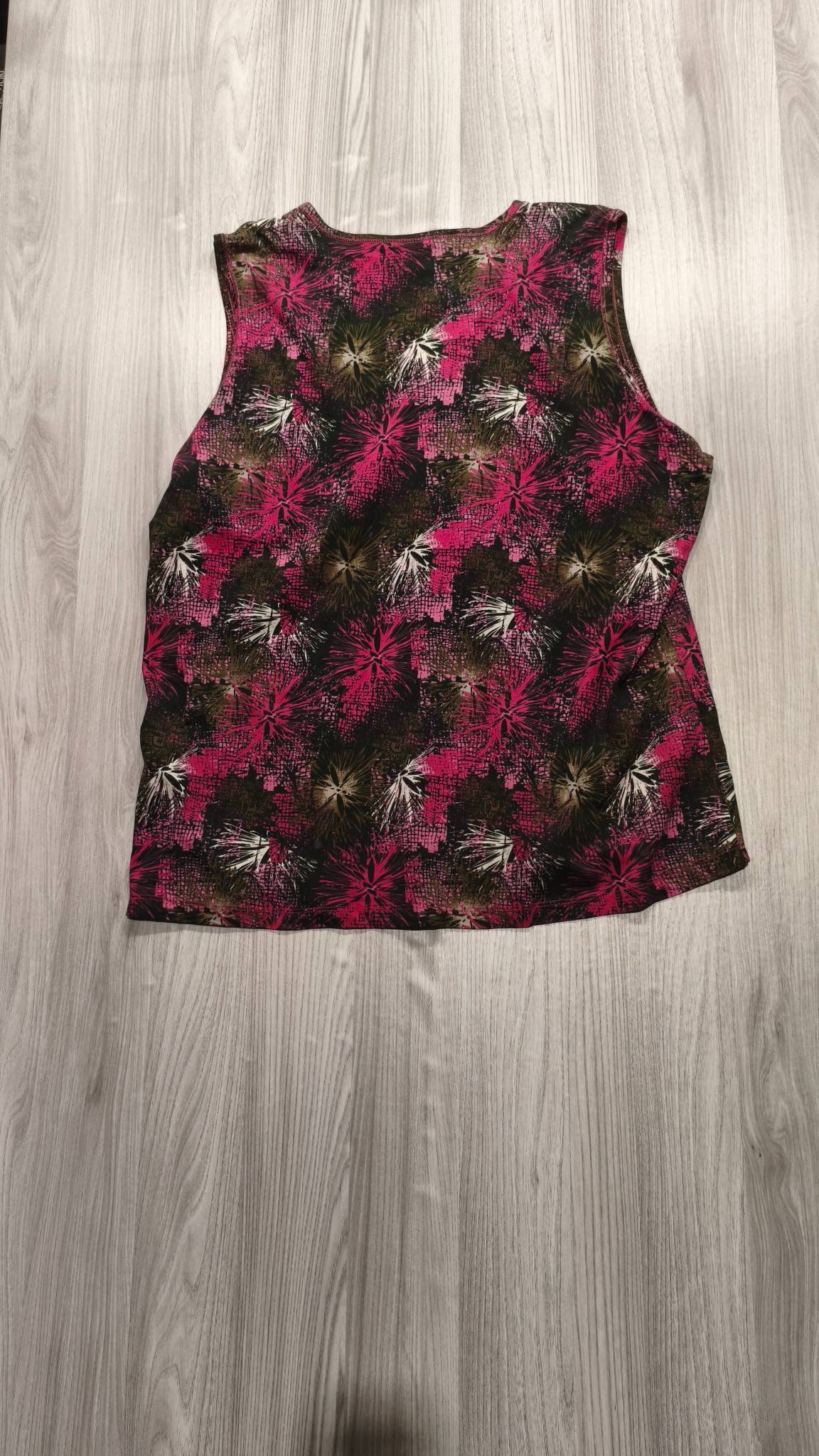 Outfit ujjatlan mintás felsõ