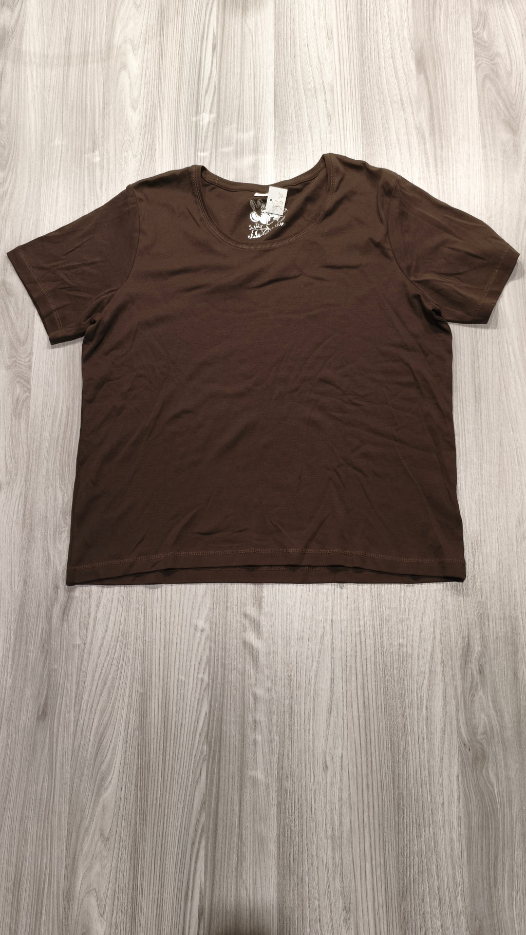 Outfit barna rövid ujjú felsõ