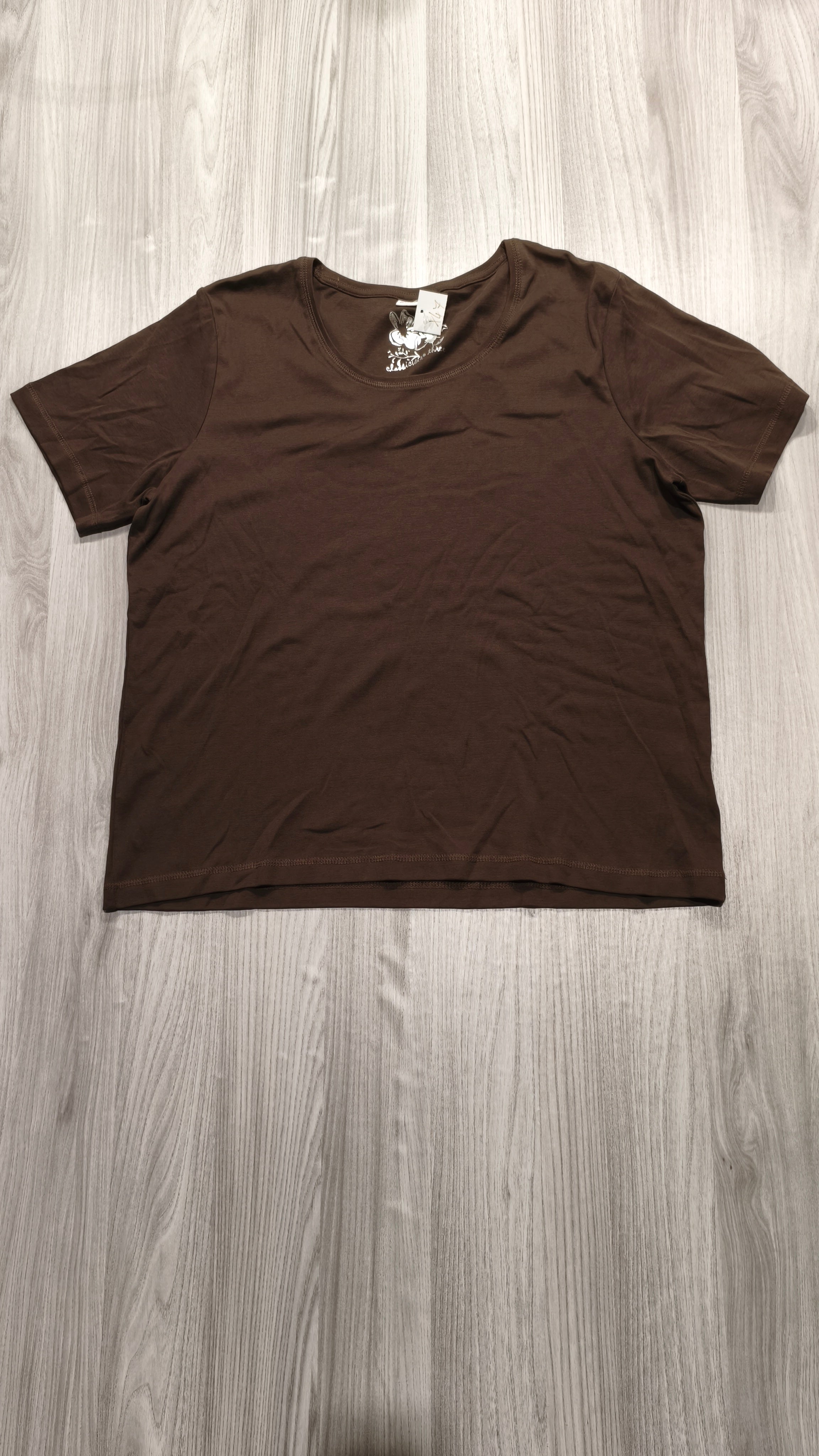 Outfit barna rövid ujjú felsõ