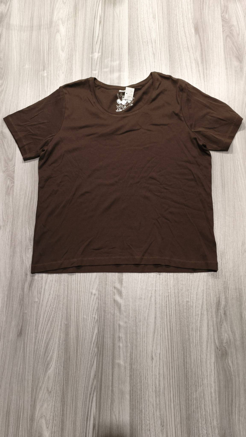Outfit barna rövid ujjú felsõ