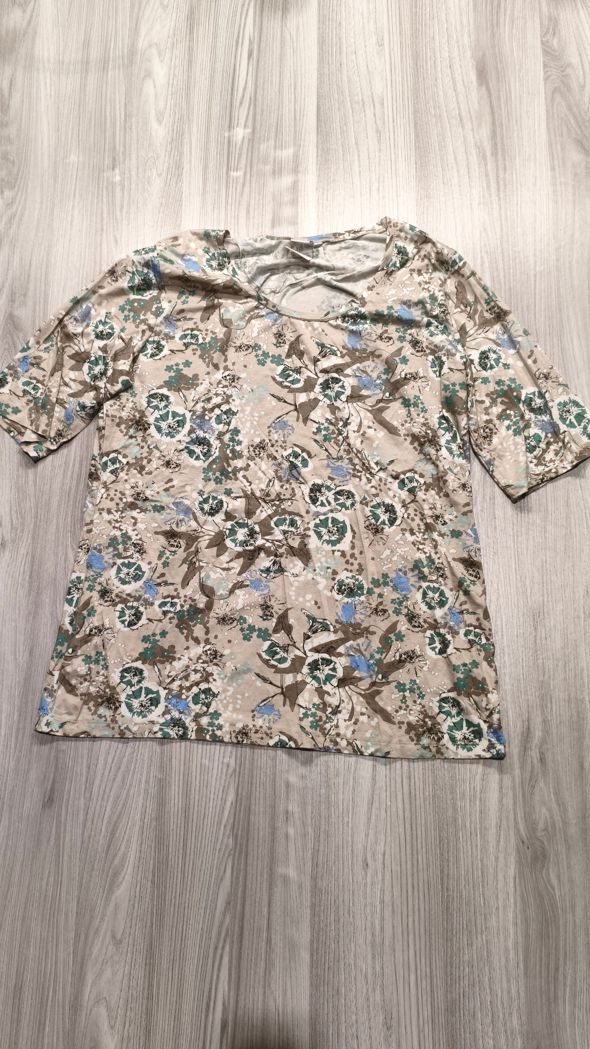 Outfit virágmintás rövid ujjú felsõ