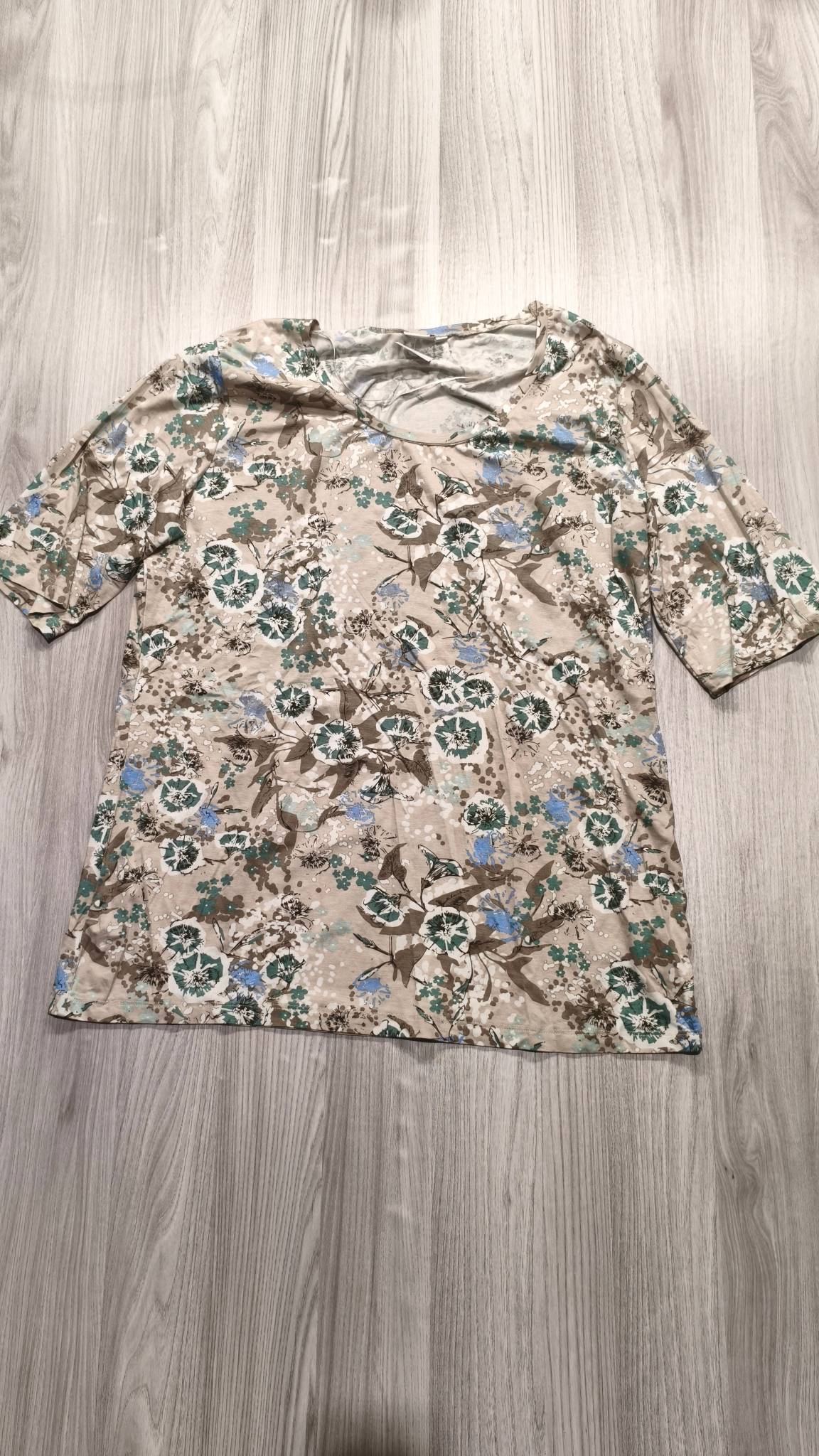 Outfit virágmintás rövid ujjú felsõ
